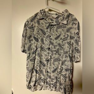 Black and white collard shirt large in men’s